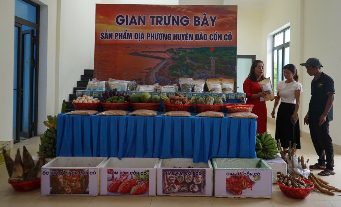 Gian h&agrave;ng trưng b&agrave;y c&aacute;c đặc sản của đảo Cồn Cỏ để du kh&aacute;ch mua về l&agrave;m qu&agrave; - Ảnh: T.H